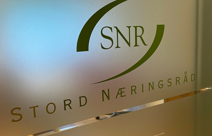 Bilde av logo SNR på kontordør